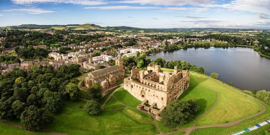 From Edinburgh: Outlander, Palaces, and Jacobites Day Trip - Linlithgow Palace and the lunch window that keeps the day sane