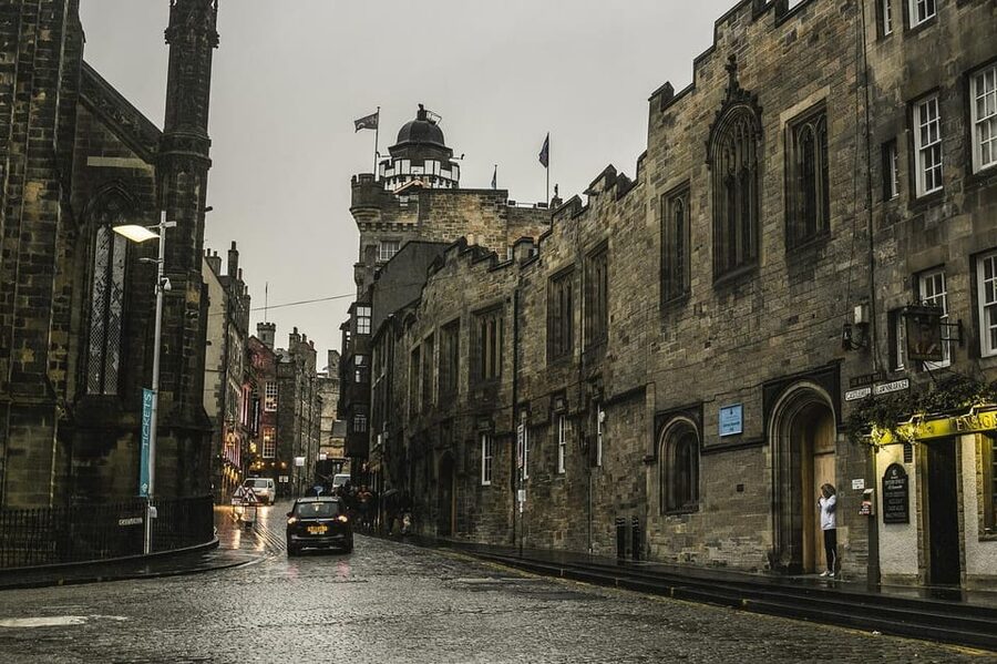 Ghost Tour in Edinburgh - The Royal Mile: Big Streets, Dark Stories