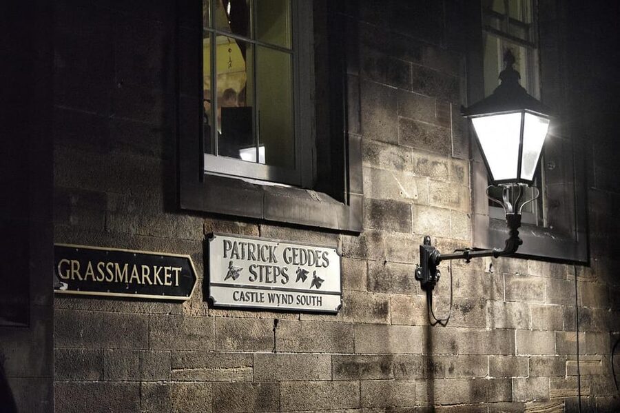 Ghost Tour in Edinburgh - Ending at St Giles Cathedral With One Last Chill