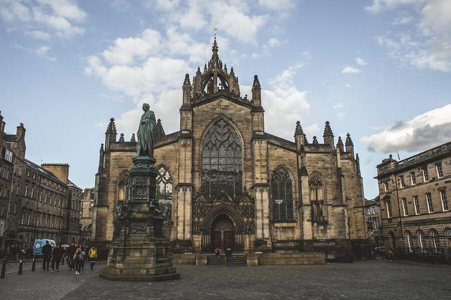 Ghost Tour in Edinburgh - Edinburgh Castle With a Guided Ghost Perspective