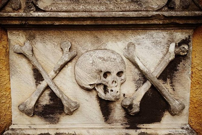 Ghost Tour in Spanish - The real appeal: fear, humor, and a cemetery you actually visit