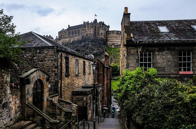 Guided 60-Minute Photography and sightseeing Tour in Edinburgh - Holyrood Park: quick selfie techniques you can reuse later