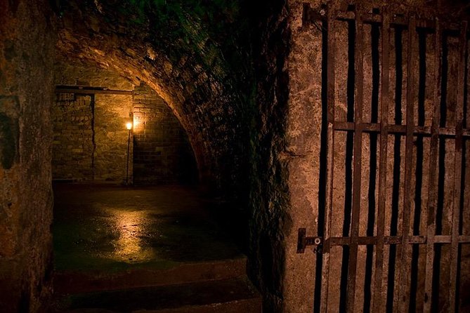 Haunted Vaults Walking Tour in Edinburgh - Where the tour begins: Lawnmarket, the Royal Mile, and an easy start