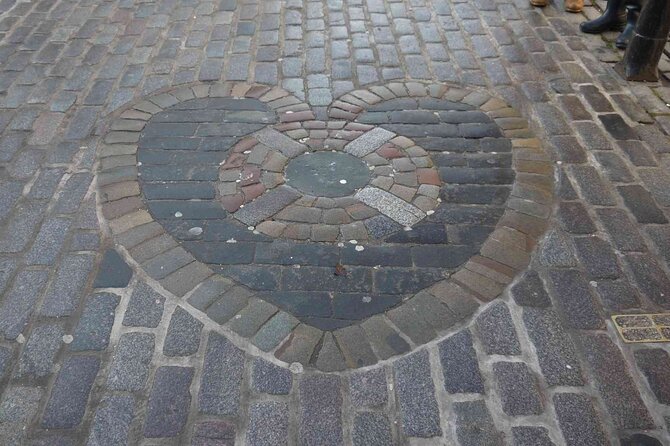 Highlights from the Royal Mile: A Self-Guided Audio Tour - Tron Kirk, 1600s punishments, and the Paisley Close story