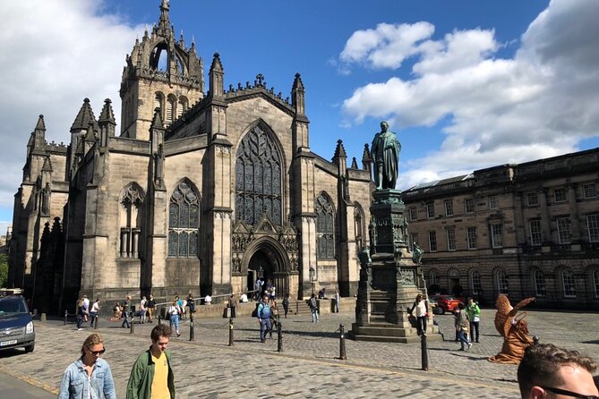 Historic Edinburgh and Rosslyn Chapel Full-Day Private Tour in a Premium Minivan - Old Town and the closes: medieval Edinburgh at walking speed