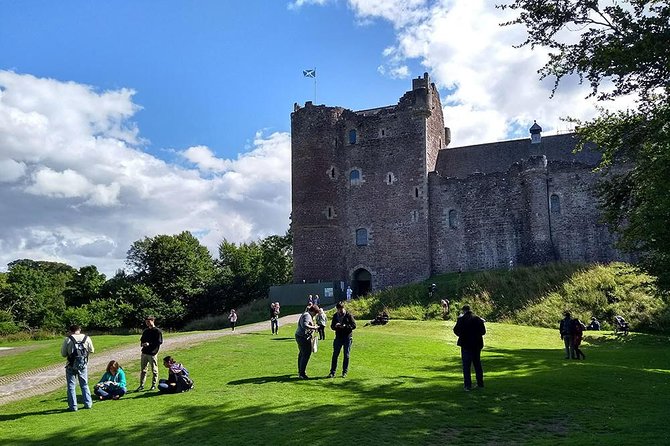 Jamie Fraser Outlander tour to Lallybroch tours Edinburgh - Hotel pickup, the 10:00 start, and how the 5-hour flow typically feels