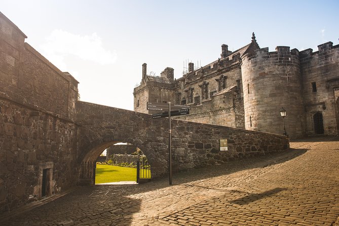 Loch Lomond, Kelpies & Stirling Castle Tour Including Admission - Passing Linlithgow Palace, and how the drive adds context