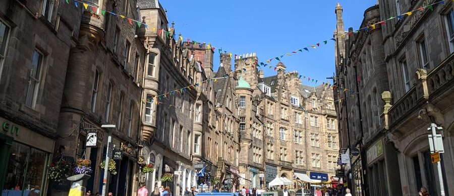 Magic and Legends in Edinburgh: Small Group Walking Tour in French - Scott Monument and the Royal Mile: legends start with big landmarks