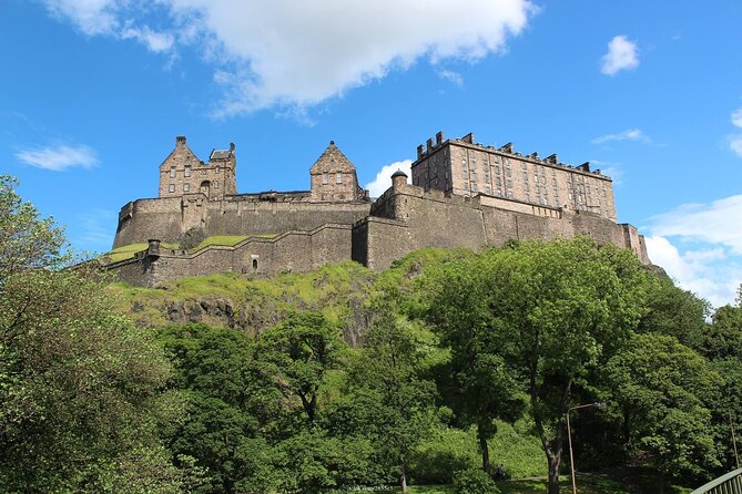 Private 4h Walking Tour in Edinburgh with Edinburgh Castle Tour - Holyroodhouse and the Scottish Parliament, Politics Without the Lecture