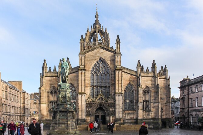 Private 4h Walking Tour in Edinburgh with Edinburgh Castle Tour - Calton Hill First, So the City Makes Sense