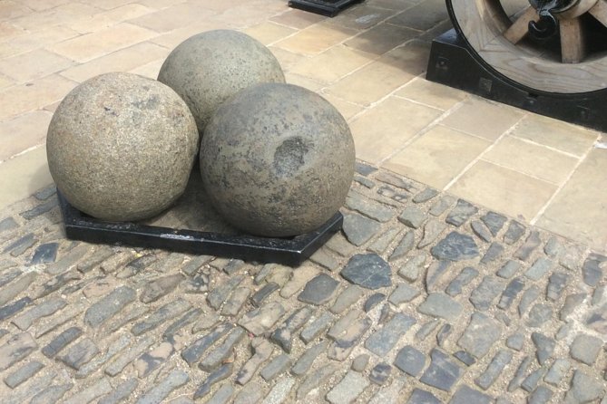 Private Edinburgh Castle Tour - Meeting Point, Pickup, and the Royal Mile Start