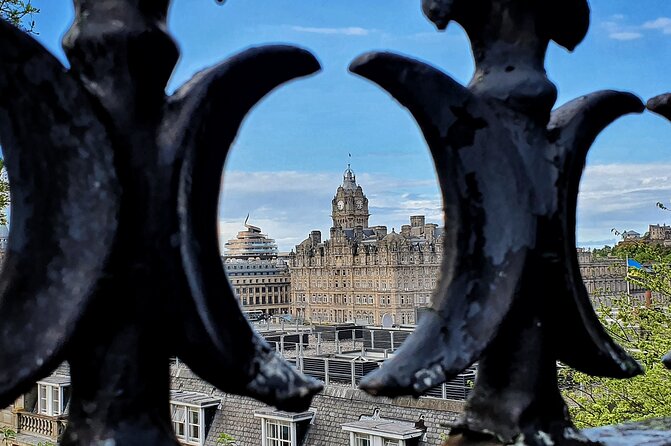 Private Edinburgh driving tour - St Giles and the Old Town entrances that set the tone