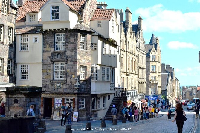 Private Full-Day Walking Tour in Edinburgh with Edinburgh Castle - A first-day Edinburgh reset, done the walkable way