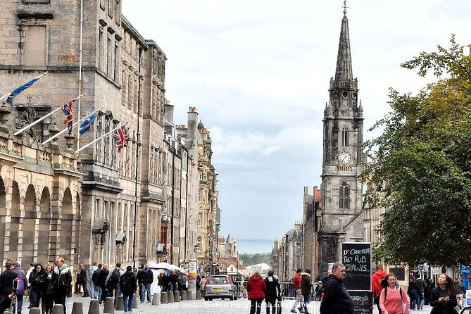 Private Full-Day Walking Tour in Edinburgh with Edinburgh Castle - Princes Street Gardens, Heriot Row, and Charlotte Square: pretty places with purpose
