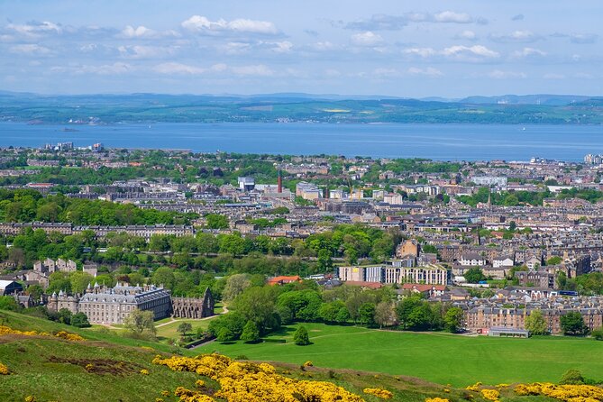 Private Half Day Tour of Edinburgh in a Black Cab - The Royal Mile: medieval street life from Castle to Holyroodhouse