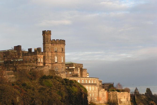 Public guided tour of Edinburgh at a minimum price - in French - A 2-hour French introduction to Edinburgh’s Old and New Towns