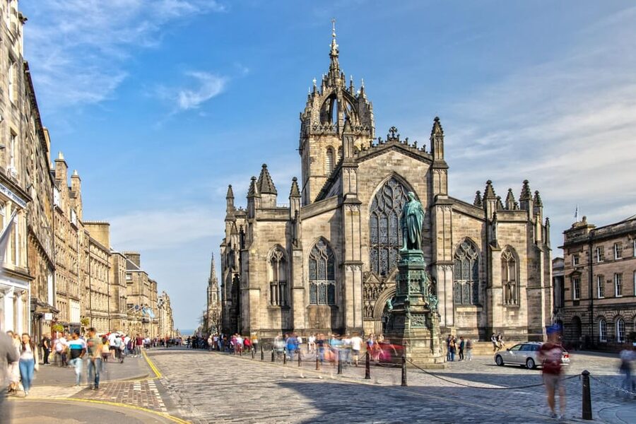 Skip-the-line Edinburgh Castle with Old Town Walking Tour - Languages and Guide Quality You Can Feel