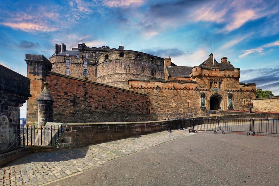 Skip-the-line Edinburgh Castle with Old Town Walking Tour - Walking the Royal Mile Like You Mean It
