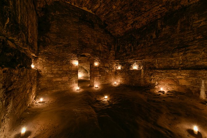 Small Group Ghost Tour incl. Underground Vaults & free drink in Megget's Cellar - A small-group ghost walk that starts in the right place