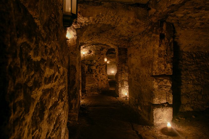 Small Group Ghost Tour incl. Underground Vaults & free drink in Megget's Cellar - Mercat Cross: riots, crowds, and the tone-setting start