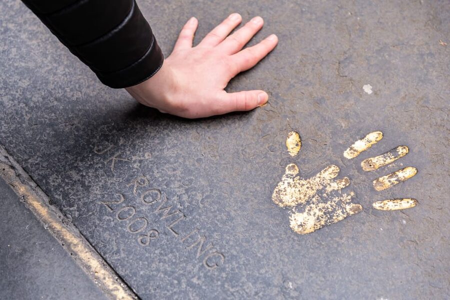Spanish Language : Original Harry Potter Tour of Edinburgh - From William Chambers Monument to the start of the magic