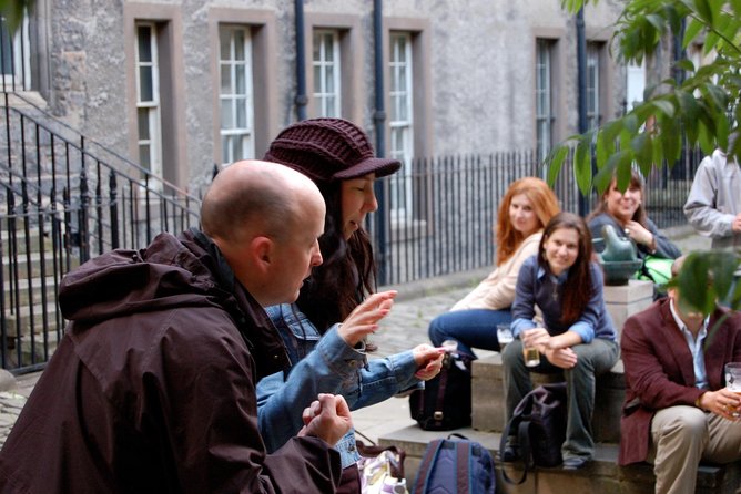 The Edinburgh Literary Pub Tour - Two actors, recitations, and chemistry that keeps it from turning serious