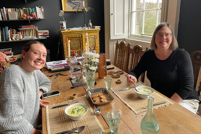 Traditional Scottish Cooking Class & Dinner with Edinburgh Local - Haggis dinner in the sitting room: meat or vegetarian, with mash and turnips