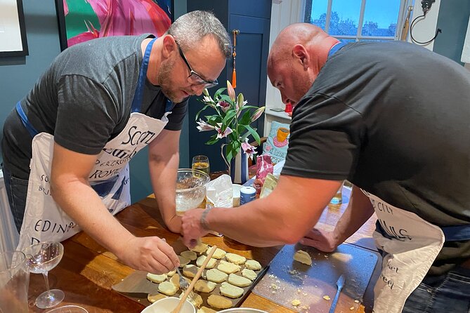 Traditional Scottish Cooking Class & Dinner with Edinburgh Local - The welcome: cheese oatcakes and Edinburgh rhubarb and ginger gin liqueur