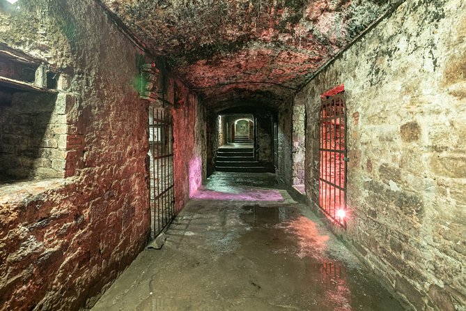 Underground Vaults Walking Tour in Edinburgh Old Town - Meeting Point on Lawnmarket, Then Straight to the South Bridge Story